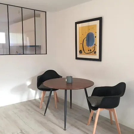 33m2 Avec Terrasse Apartment